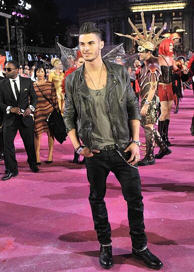 Auch Männer-Model Baptiste Giabiconi ließ sich gut gestyled auf dem roten Teppich blicken. Heiß!