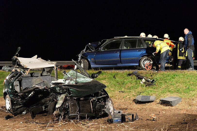 Den Rettern bot sich an der Unfallstelle ein schauriges Bild. &bdquo;Ein Trümmerfeld&ldquo;: Bei einem schlimmen Unfall in Gotha in Thüringen hat ein Junge (10) seine Mutter und die Großeltern verloren. Die Bilder.