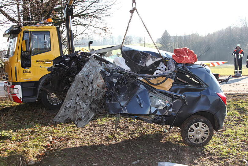 Der 21-Jährige kam auf Höhe eines Waldstücks nahe Reichertsheim (Landkreis Mühldorf am Inn) von der Fahrbahn ab und geriet in den Gegenverkehr.