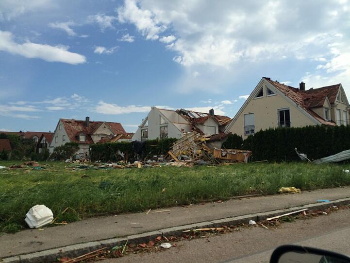 In Affing hat der Tornado gewütet und Häuser abgedeckt.