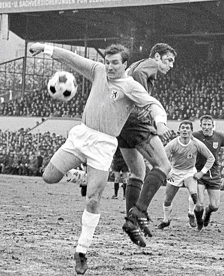 Legenden im Duell: Rudi Brunnenmeier (links) 1967 im Zweikampf mit Bayerns Franz Beckenbauer.