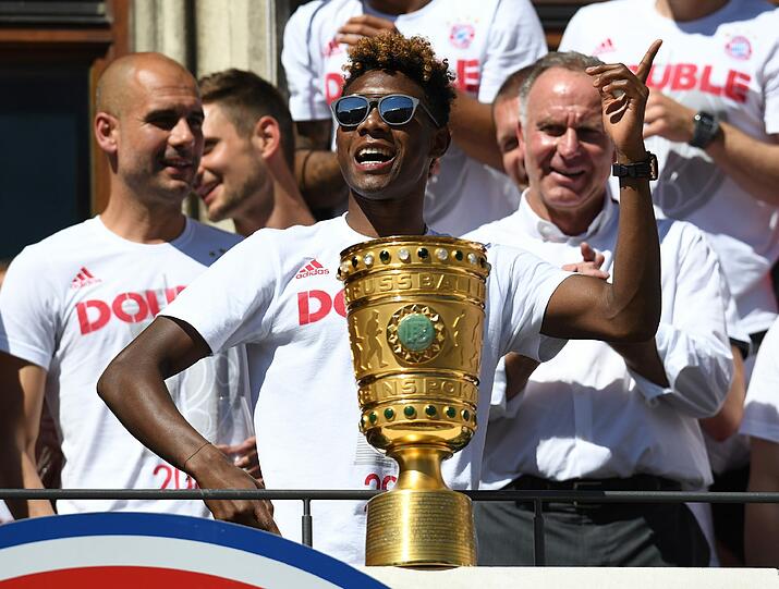 Pokal-Sause, Pep-Abschied und Double-Feier: Der FC Bayern lässt's auf dem Rathausbalkon krachen. Die Bilder.
