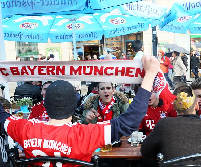 Die Bayernfans sind bereit für einen außergewöhnlichen Fußballabend. Bei brittischem Wetter und bayerischem Bier präsentieren sie die Fans lautstark am Marienplatz. Die besten Bilder.