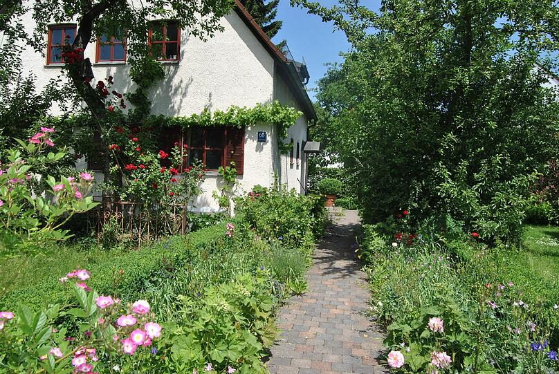 Solche idyllischen kleinen Häuser mit üppigen Gärten wie hier am Betzenweg werden nicht nur in Obermenzing zunehmend seltener.