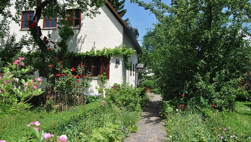 Solche idyllischen kleinen Häuser mit üppigen Gärten wie hier am Betzenweg werden nicht nur in Obermenzing zunehmend seltener. Solche idyllischen kleinen Häuser mit üppigen Gärten wie hier am Betzenweg werden nicht nur in Obermenzing zunehmend seltener.