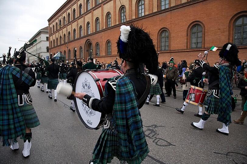 Irisches Brauchtum auf den Straßen München: Beim Umzug zum St. Patrick's Day sind Jung und Alt dabei - und gute Laune ist Pflicht.