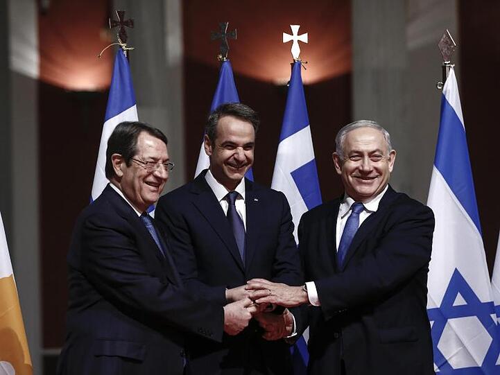 Der zyprische Präsident Nikos Anastasiades (l-r), Griechenlands Ministerpräsident Kyriakos Mitsotakis und der israelische Regierungschef Benjamin Netanjahu posieren vor der Unterzeichnung des Pipeline-Abkommens für die Fotografen.