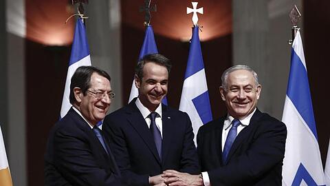Der zyprische Präsident Nikos Anastasiades (l-r), Griechenlands Ministerpräsident Kyriakos Mitsotakis und der israelische Regierungschef Benjamin Netanjahu posieren vor der Unterzeichnung des Pipeline-Abkommens für die Fotografen.