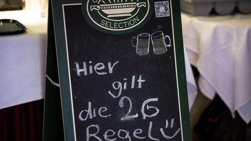 In einem Restaurant am Kurfürstendamm in Berlin wird auf die geltende 2G-Regel hingewiesen.