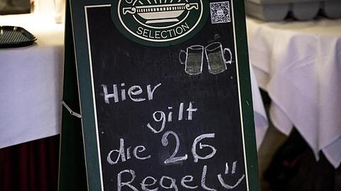 In einem Restaurant am Kurfürstendamm in Berlin wird auf die geltende 2G-Regel hingewiesen.