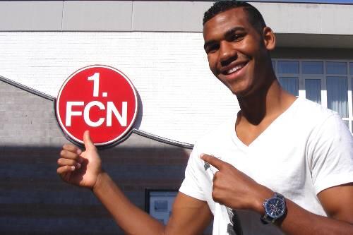 Überflieger im Anflug? Jan-Eric Maxim Choupo-Moting soll die Sturmflaute beim Club beheben. Gestern schaute sich der neue Angreifer schon einmal auf dem Trainingsgelände um.