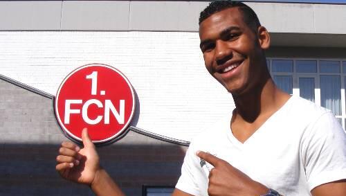 Überflieger im Anflug? Jan-Eric Maxim Choupo-Moting soll die Sturmflaute beim Club beheben. Gestern schaute sich der neue Angreifer schon einmal auf dem Trainingsgelände um. Überflieger im Anflug? Jan-Eric Maxim Choupo-Moting soll die Sturmflaute beim Club beheben. Gestern schaute sich der neue Angreifer schon einmal auf dem Trainingsgelände um.