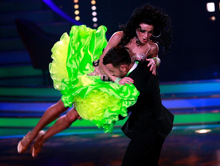 Die Promis bei Let's Dance geben Gas, zeigen immer mehr nackte Haut, immer gewagtere Outfits - sehen Sie hier die heißen Bilder...