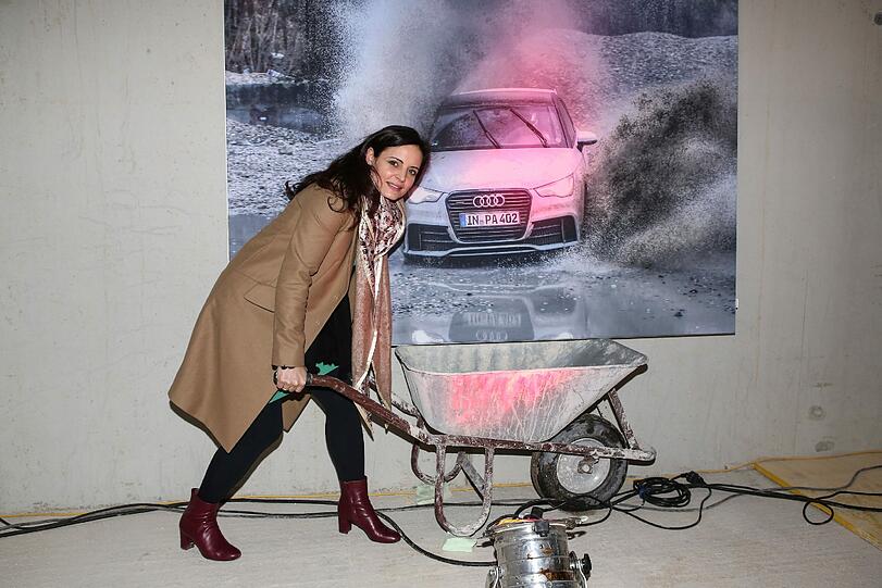 Eine Frau, die zupacken kann &ndash; zumindest fürs Foto: Elisabeth Lanz bei der Audi-Party.