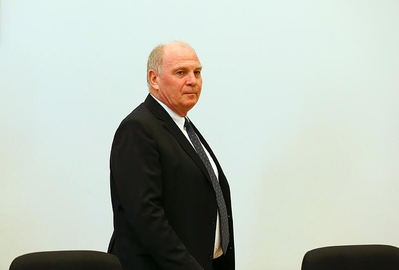 Hoeneß macht einen entschlossenen Eindruck als er den Saal betritt obwohl er weiß, dass er nach seinem Hammer-Geständnis am Montag, enorm unter Druck geraten könnte.