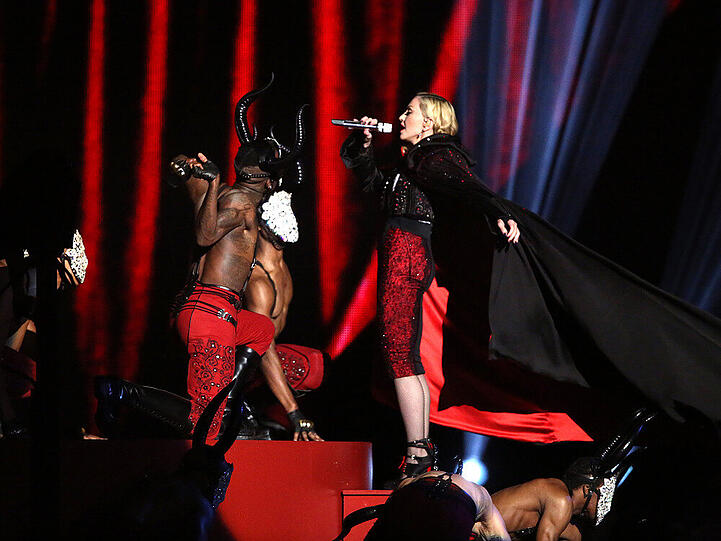 Der Moment, kurz bevor Madonna von der Bühne gerissen wird