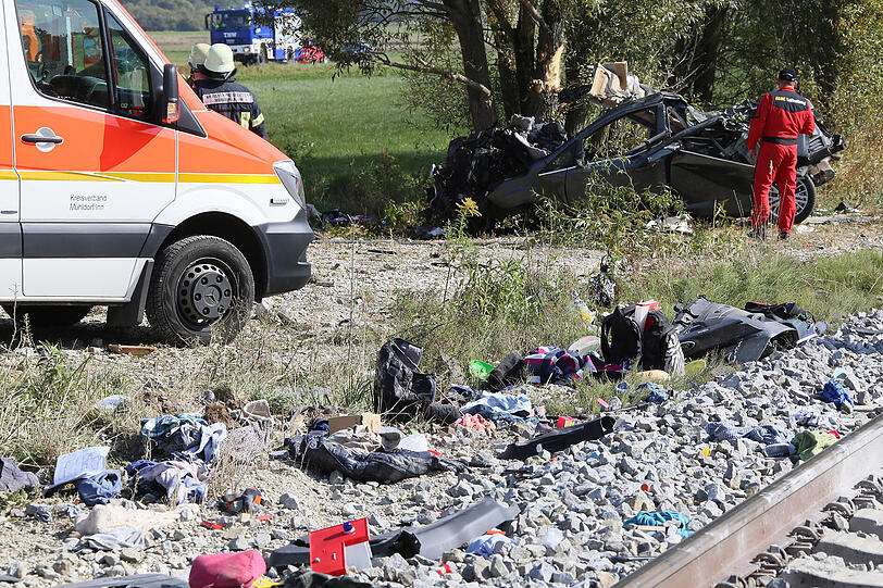 Zug erfasst Auto mit Familie: Bilder von der Unfallstelle.