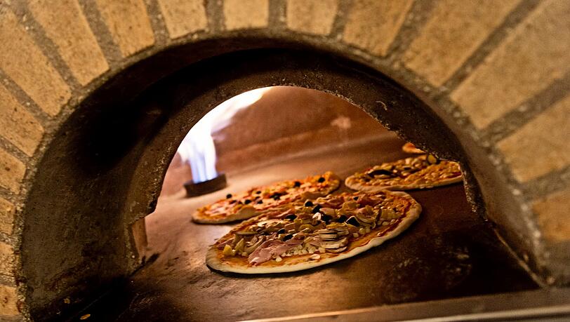 Pizza (Symbolfoto): Für Lieferdienste ist jede Fahrt ein Nervenkitzel. Bereits drei Pizza-Boten wurden überfallen und ausgeraubt. Pizza (Symbolfoto): Für Lieferdienste ist jede Fahrt ein Nervenkitzel. Bereits drei Pizza-Boten wurden überfallen und ausgeraubt.