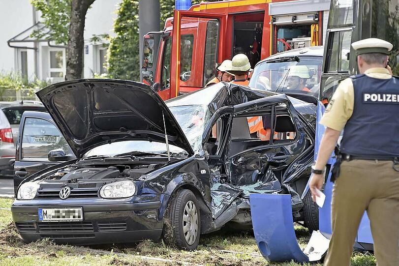 Das völlig eingedrückte Wrack des VW wurde noch ca. 30 Meter mitgeschleift &ndash; die Bilder vom Bergungseinsatz in der Agnes-Bernauer-Straße.