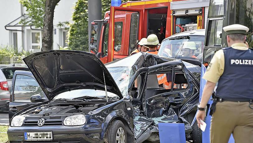 Das völlig eingedrückte Wrack des VW wurde noch ca. 30 Meter mitgeschleift – die Bilder vom Bergungseinsatz in der Agnes-Bernauer-Straße. Das völlig eingedrückte Wrack des VW wurde noch ca. 30 Meter mitgeschleift – die Bilder vom Bergungseinsatz in der Agnes-Bernauer-Straße.