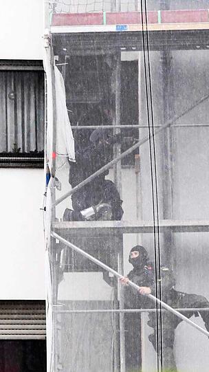 Die Polizei auf dem Gerüst des Hauses. Der Verdächtige hatte sich in eine Wohnung zurückgezogen.