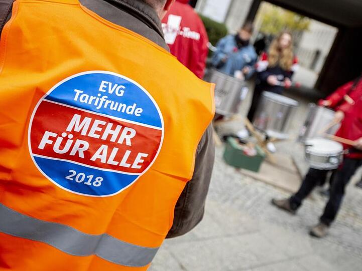 "Mehr für Alle": Protest von EVG-Mitgliedern vor dem Berliner Maritim Hotel, wo die Tarifverhandlungen stattfinden.