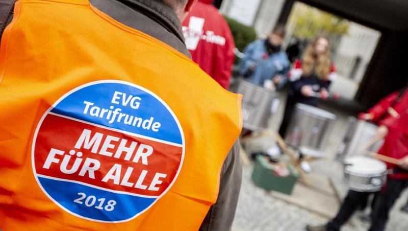 "Mehr für Alle": Protest von EVG-Mitgliedern vor dem Berliner Maritim Hotel, wo die Tarifverhandlungen stattfinden. "Mehr für Alle": Protest von EVG-Mitgliedern vor dem Berliner Maritim Hotel, wo die Tarifverhandlungen stattfinden.