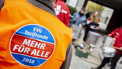 "Mehr für Alle": Protest von EVG-Mitgliedern vor dem Berliner Maritim Hotel, wo die Tarifverhandlungen stattfinden.