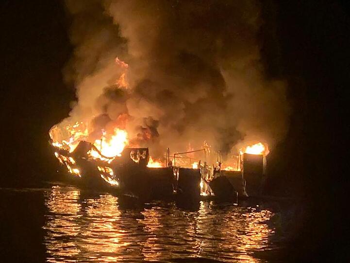 Die Passagiere des Ausflugsschiffes schliefen im Bootsinneren, als das Feuer aus noch unbekannten Gründen ausbrach.
