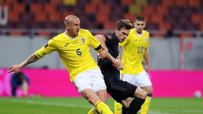 Deutschlands Joshua Kimmich (M) und Rumäniens Vlad Chiriches (l) kämpfen um den Ball. Deutschlands Joshua Kimmich (M) und Rumäniens Vlad Chiriches (l) kämpfen um den Ball.
