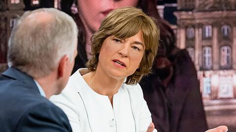 Maybrit Illner kann noch nicht durch ihre ZDF-Sendung führen.