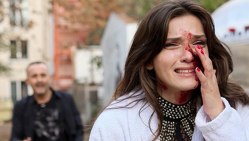 "Die Heiland - Wir sind Anwalt: Der Egoist": Das Model Julie Singer (Caroline Hartig, v.) behauptet, dass der Fotograf Raul Solar (Harald Schrott, h.) sie angegriffen hat.