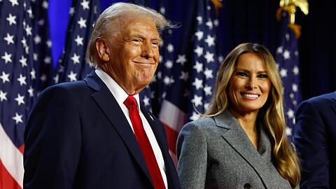 Donald Trump mit Ehefrau Melania Trump. Bei seinem Auftritt auf einer Wahlparty in den frühen Mittwochmorgenstunden erklärt er sich zum Wahlsieger.
