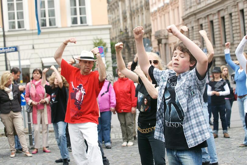 Fans gedenken ihrem Idol Michael Jackson an dem Denkmal vor dem Hotel "Bayerischer Hof".