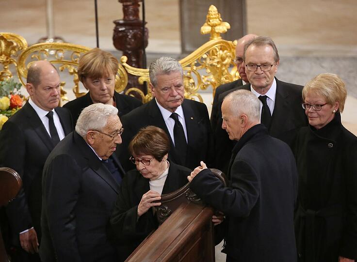 Henry Kissinger (l.), ehmaliger US-Außenminister und Weggefährte von Helmut Schmidt, hielt eine Trauerrede.