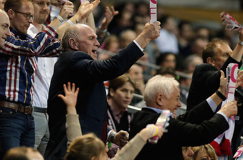 Uli Hoeneß war am Samstag mit seiner Frau Susi im Audi Dome zu Gast und bejubelte den Sieg des FC Bayern.