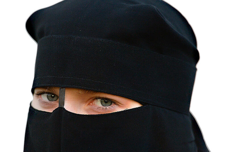 Die Mehrheit der Deutschen lehnt die Vollverschleierung muslimischer Frauen ab.