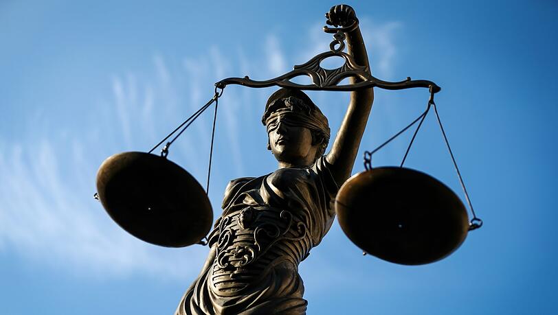 Vor dem Landgericht Schweinfurt mussten sich zwei Männer verantworten, denen vorgeworfen wird, eine Bordellbesitzerin gefesselt, bedroht und erpresst zu haben. Vor dem Landgericht Schweinfurt mussten sich zwei Männer verantworten, denen vorgeworfen wird, eine Bordellbesitzerin gefesselt, bedroht und erpresst zu haben.
