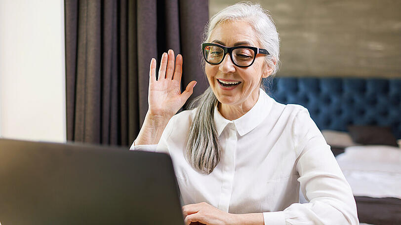 Eine Seniorin während eines Videochats (Symbolbild)