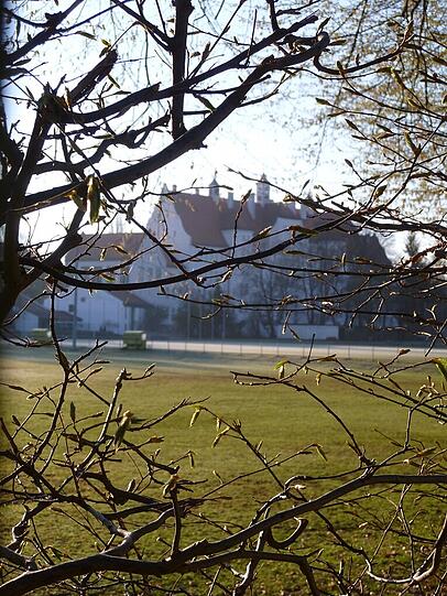 Ein Blick auf den Sportplatz und die Grundschule Agilolfingerplatz.