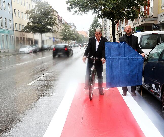 Kein Platz für Radler: Paul Bickelbacher (l.) und Andreas Schuster zeigen, wie eng es auf dem geplanten Radlweg wird, wenn eine Autotür aufgeht.
