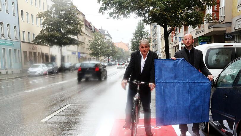 Kein Platz für Radler: Paul Bickelbacher (l.) und Andreas Schuster zeigen, wie eng es auf dem geplanten Radlweg wird, wenn eine Autotür aufgeht. Kein Platz für Radler: Paul Bickelbacher (l.) und Andreas Schuster zeigen, wie eng es auf dem geplanten Radlweg wird, wenn eine Autotür aufgeht.
