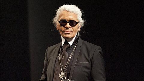 Exzentrisch wie seine Kreationen: Kultdesigner Karl Lagerfeld hinterlässt sehr viele Millionen, aber auch sehr viele Fragen. Eine davon: Wer erbt wie viel?