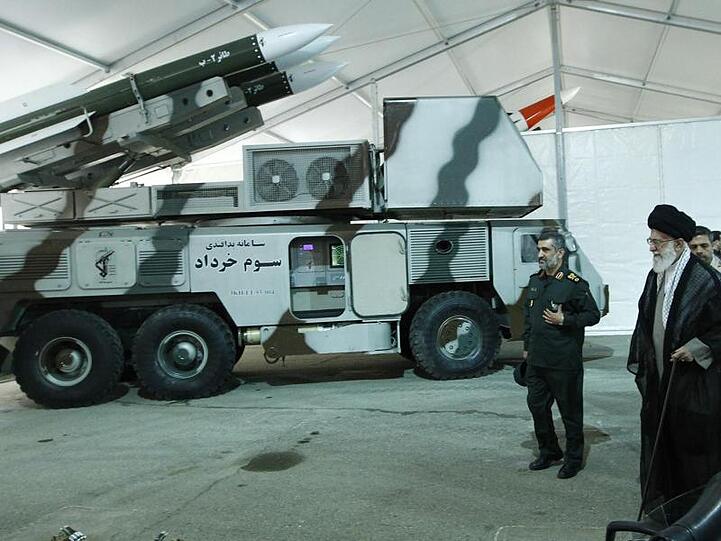 Iranische Waffen: Ajatollah Ali Chamenei (r), geistlicher Führer des Iran, in einer Ausstellung der Luft- und Raumfahrtdivision der Revolutionsgarde.