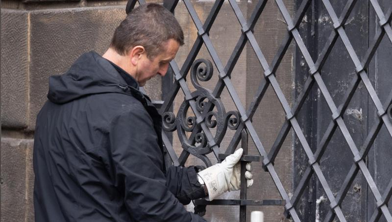 Ein Mitarbeiter einer Restaurierungsfirma arbeitet an dem bei einem Einbruch durchtrennten Gitterfenster des Grünen Gewölbes. Ein Mitarbeiter einer Restaurierungsfirma arbeitet an dem bei einem Einbruch durchtrennten Gitterfenster des Grünen Gewölbes.