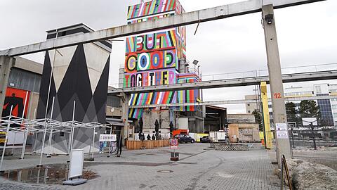 Heute Kulturprojekt in einem alten Betonwerk, übermorgen Sitz der Hausbank des Freistaats: Die BayernLB plant, auf dieses Grundstück in Obersendling zu ziehen.