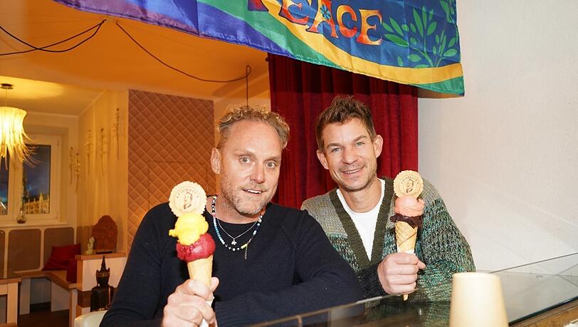Robert Maier-Kares (l., Chef vom Eismeer) zusammen mit Marcus Maier-Kares: Weil es so kalt war, hatten die Eismacher bis zu 90 Prozent Umsatzeinbußen.
