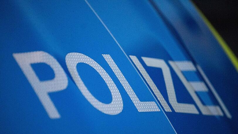 Das Wort Polizei ist auf der Karosserie eines Polizeifahrzeugs zu sehen (gestellte Szene).