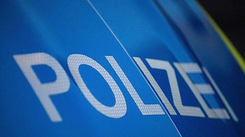 Das Wort Polizei ist auf der Karosserie eines Polizeifahrzeugs zu sehen (gestellte Szene).