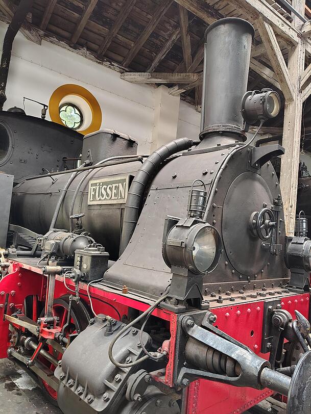 Ihren 137. Geburtstag feiert die "Dampflok 7 Füssen". Bei Bedarf steht die von der Münchener Firma Krauss & Cie gebaute Lok immer noch unter Dampf. Ihren 137. Geburtstag feiert die "Dampflok 7 Füssen". Bei Bedarf steht die von der Münchener Firma Krauss & Cie gebaute Lok immer noch unter Dampf.